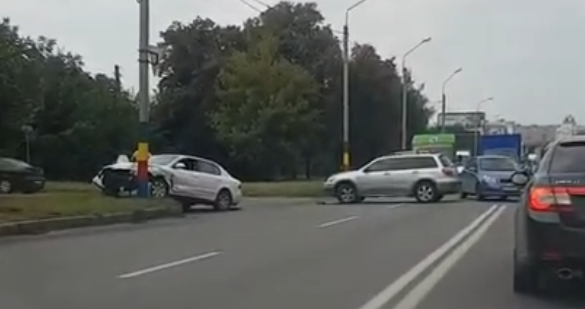Škoda Superb врезалась в столб на улице Академика Павлова в Харькове
